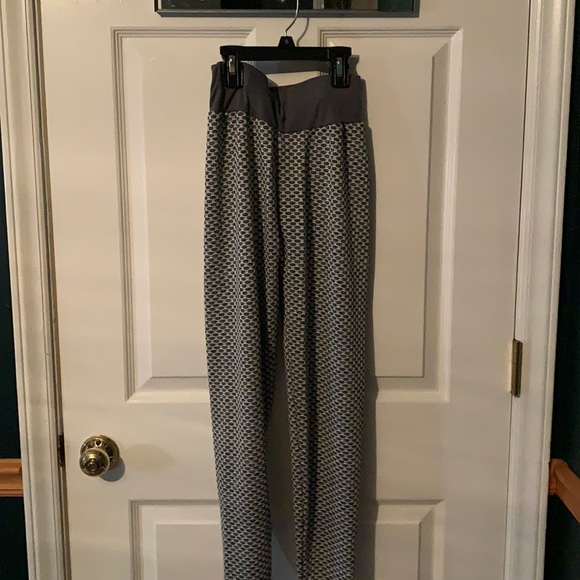 Popular stretchy booty enhancing leggings - Picture 2 of 3